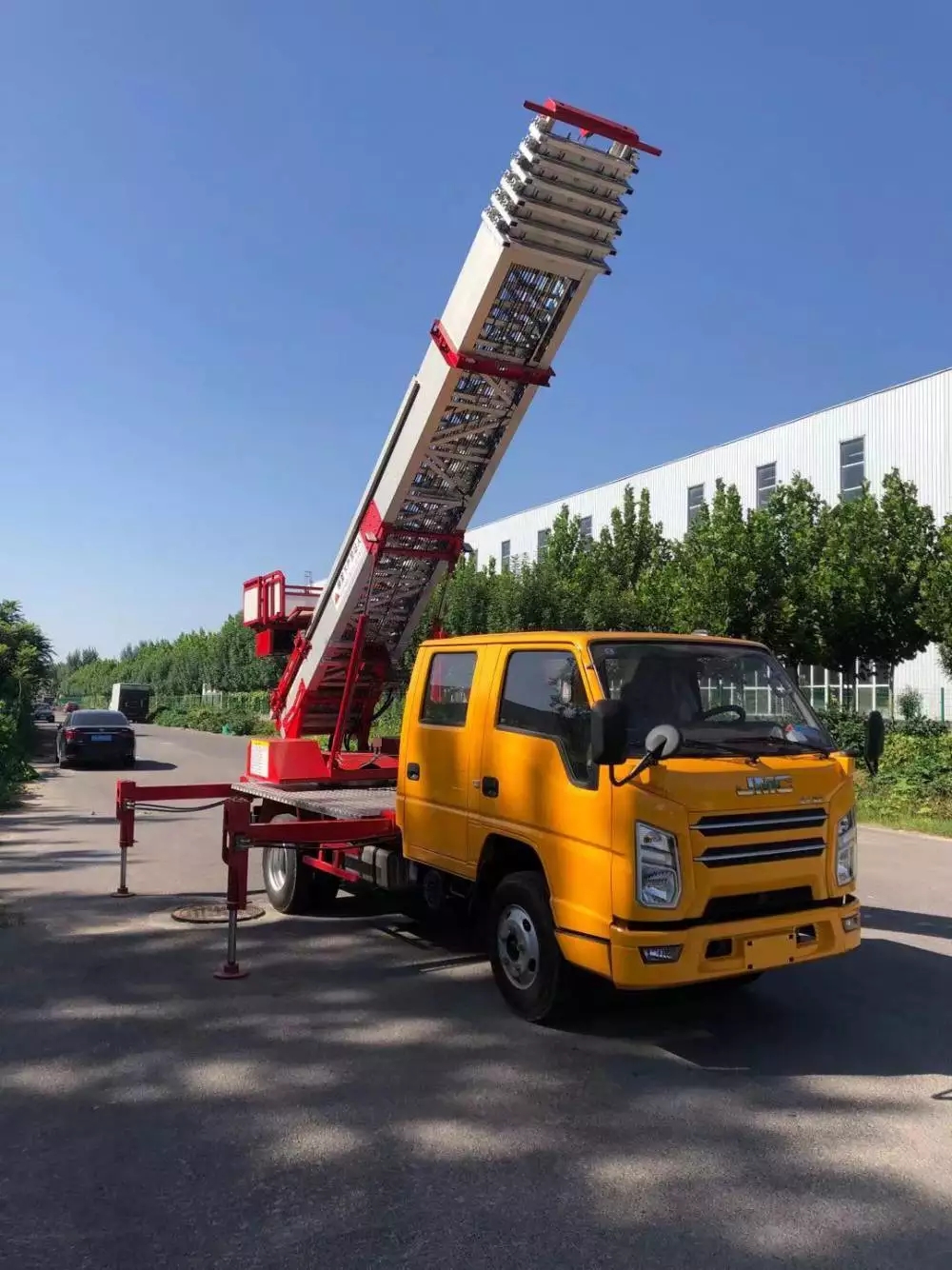 大岭山镇附近的云梯车出租服务：轻松解决高空作业需求